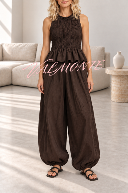 Conjunto compuesto por un top sin mangas con pliegues de estilo retro y unos pantalones de pierna ancha