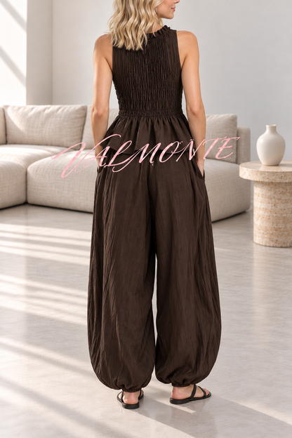 Conjunto compuesto por un top sin mangas con pliegues de estilo retro y unos pantalones de pierna ancha