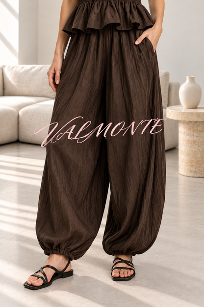 Conjunto compuesto por un top sin mangas con pliegues de estilo retro y unos pantalones de pierna ancha