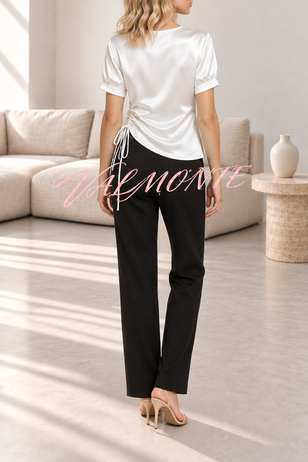 Blusa de satén lisa de manga corta con escote en V y fruncido lateral en la cintura