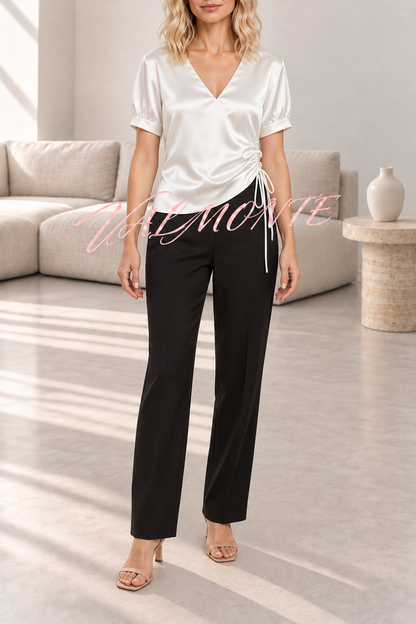 Blusa de satén lisa de manga corta con escote en V y fruncido lateral en la cintura