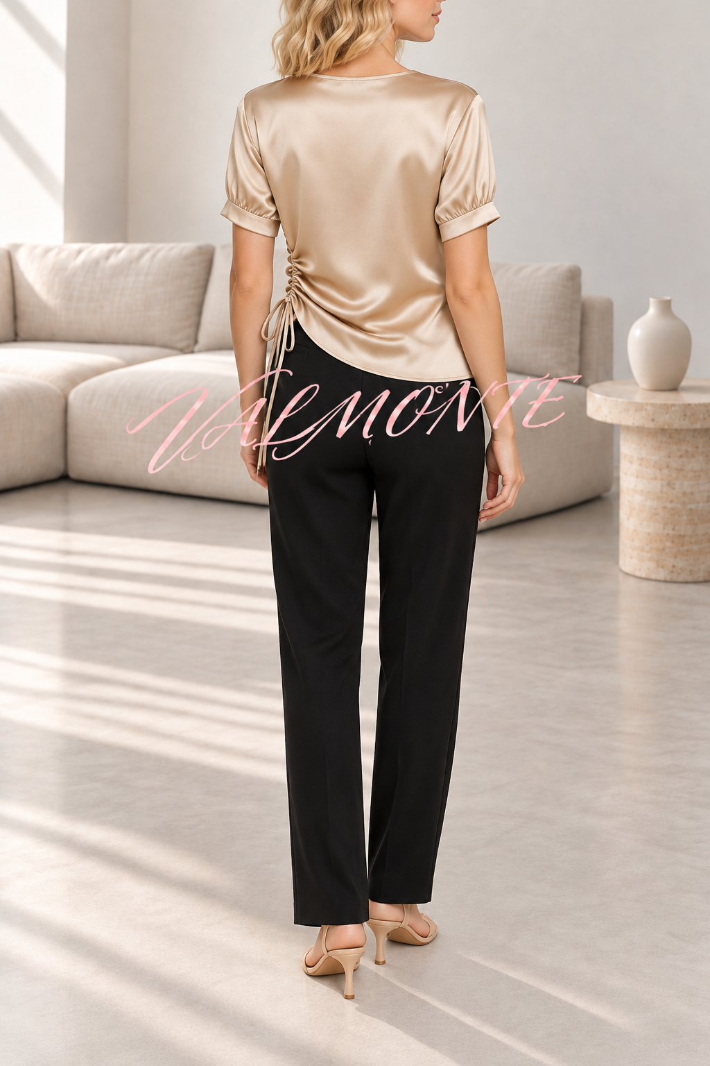 Blusa de satén lisa de manga corta con escote en V y fruncido lateral en la cintura