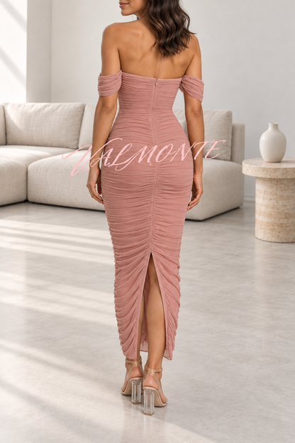 Vestido largo de fiesta con hombros descubiertos y superposición de malla fruncida