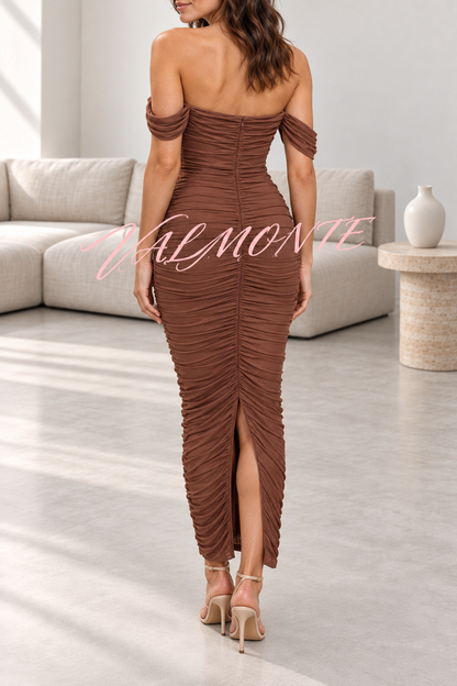 Vestido largo de fiesta con hombros descubiertos y superposición de malla fruncida