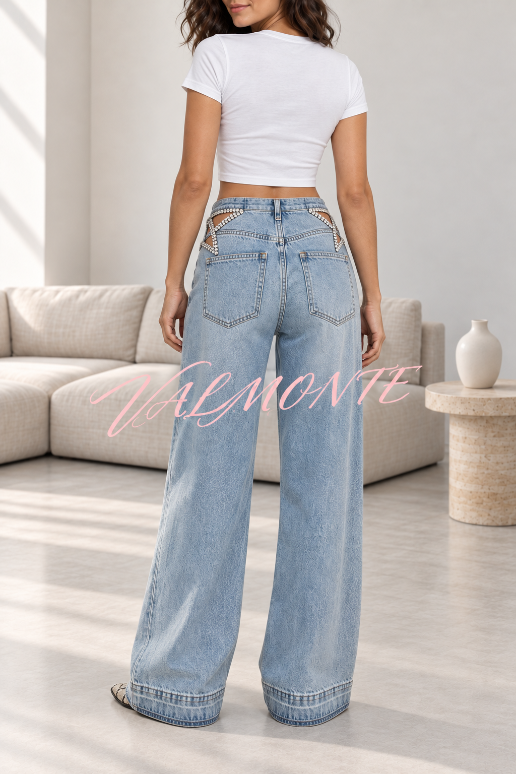 Vaqueros de cintura lateral con adornos de strass, bolsillo con corte en forma de estrella y pernera recta