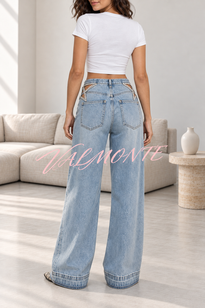 Vaqueros de cintura lateral con adornos de strass, bolsillo con corte en forma de estrella y pernera recta