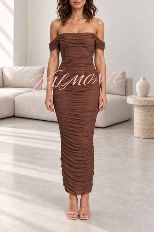Vestido largo de fiesta con hombros descubiertos y superposición de malla fruncida