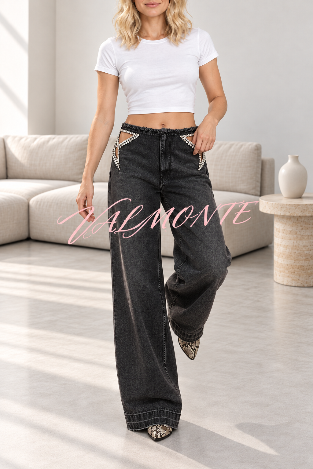 Vaqueros de cintura lateral con adornos de strass, bolsillo con corte en forma de estrella y pernera recta