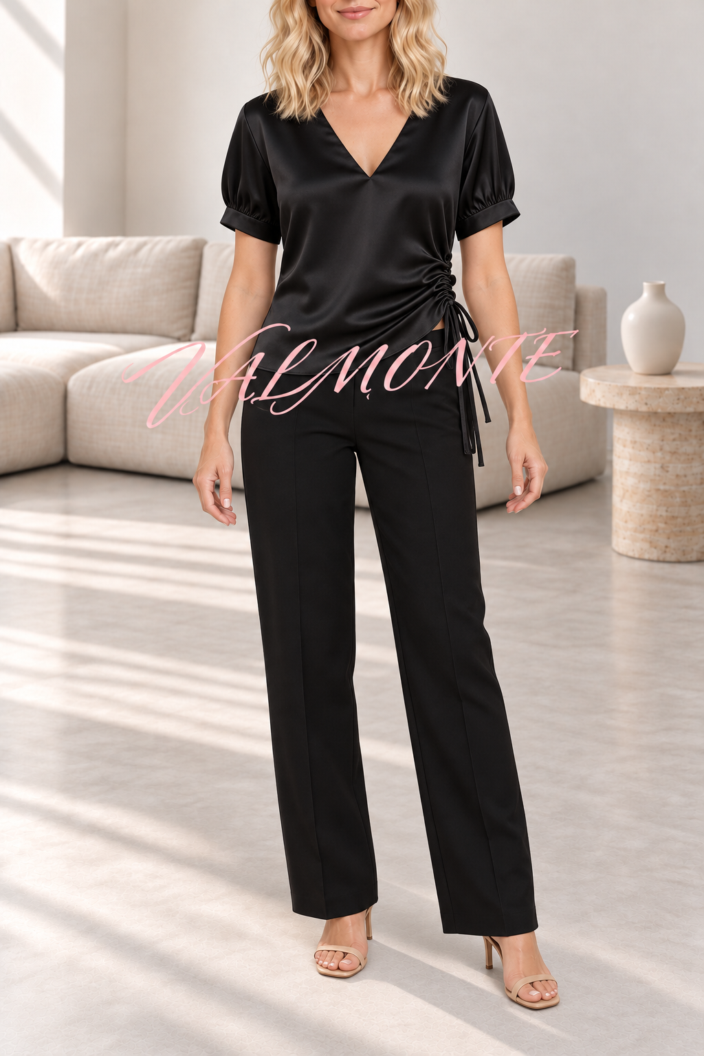 Blusa de satén lisa de manga corta con escote en V y fruncido lateral en la cintura