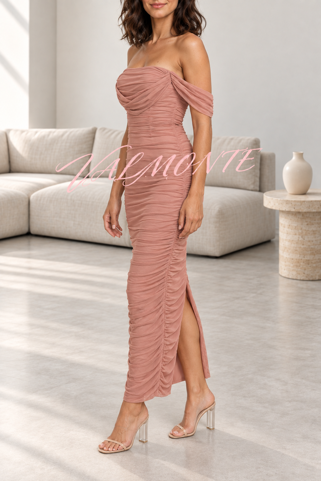Vestido largo de fiesta con hombros descubiertos y superposición de malla fruncida