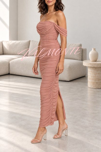 Vestido largo de fiesta con hombros descubiertos y superposición de malla fruncida