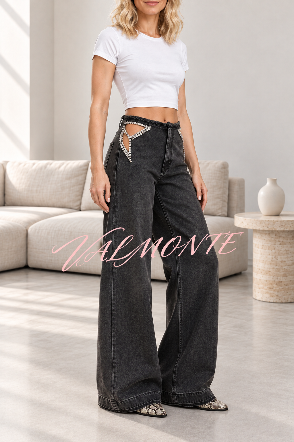 Vaqueros de cintura lateral con adornos de strass, bolsillo con corte en forma de estrella y pernera recta