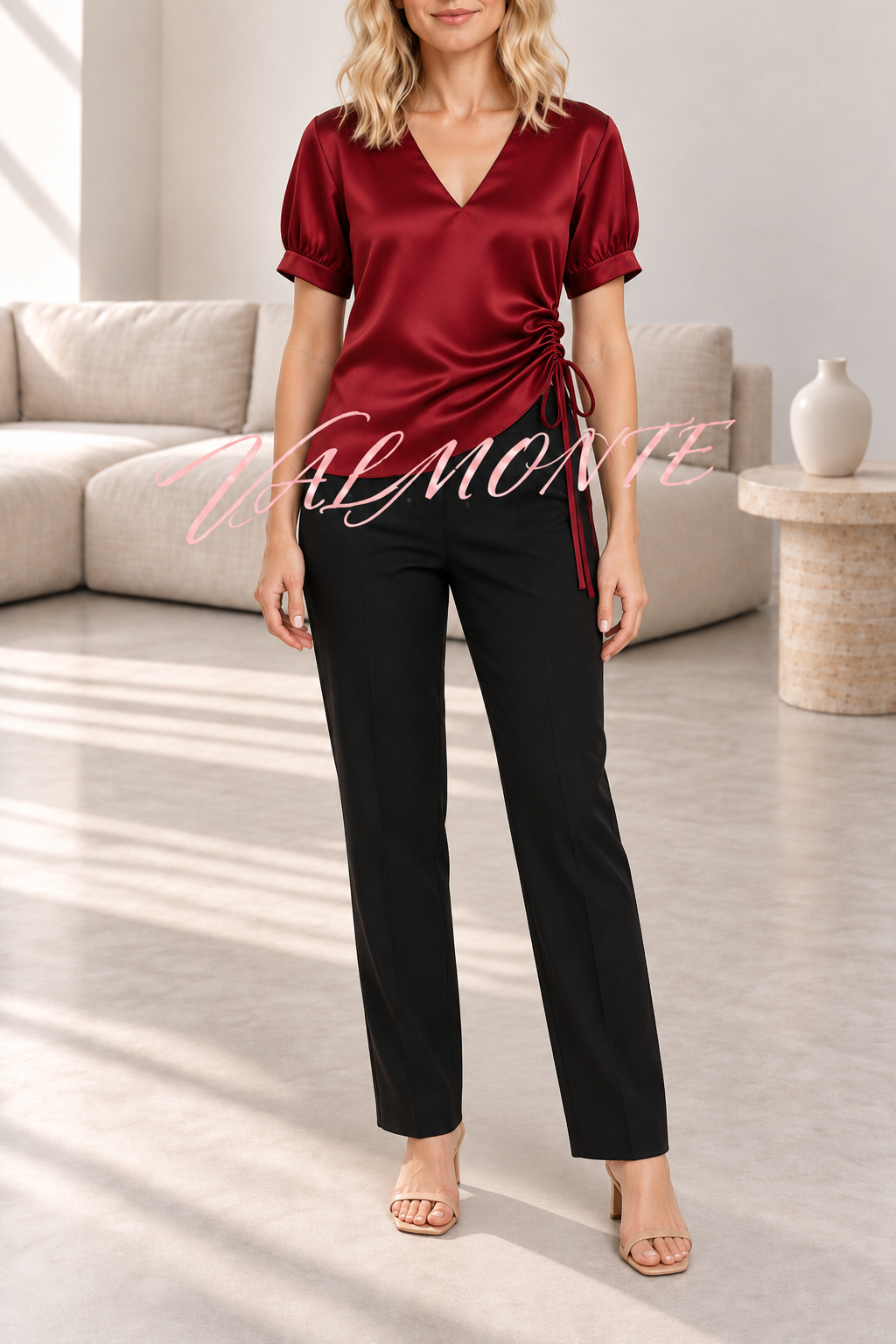 Blusa de satén lisa de manga corta con escote en V y fruncido lateral en la cintura