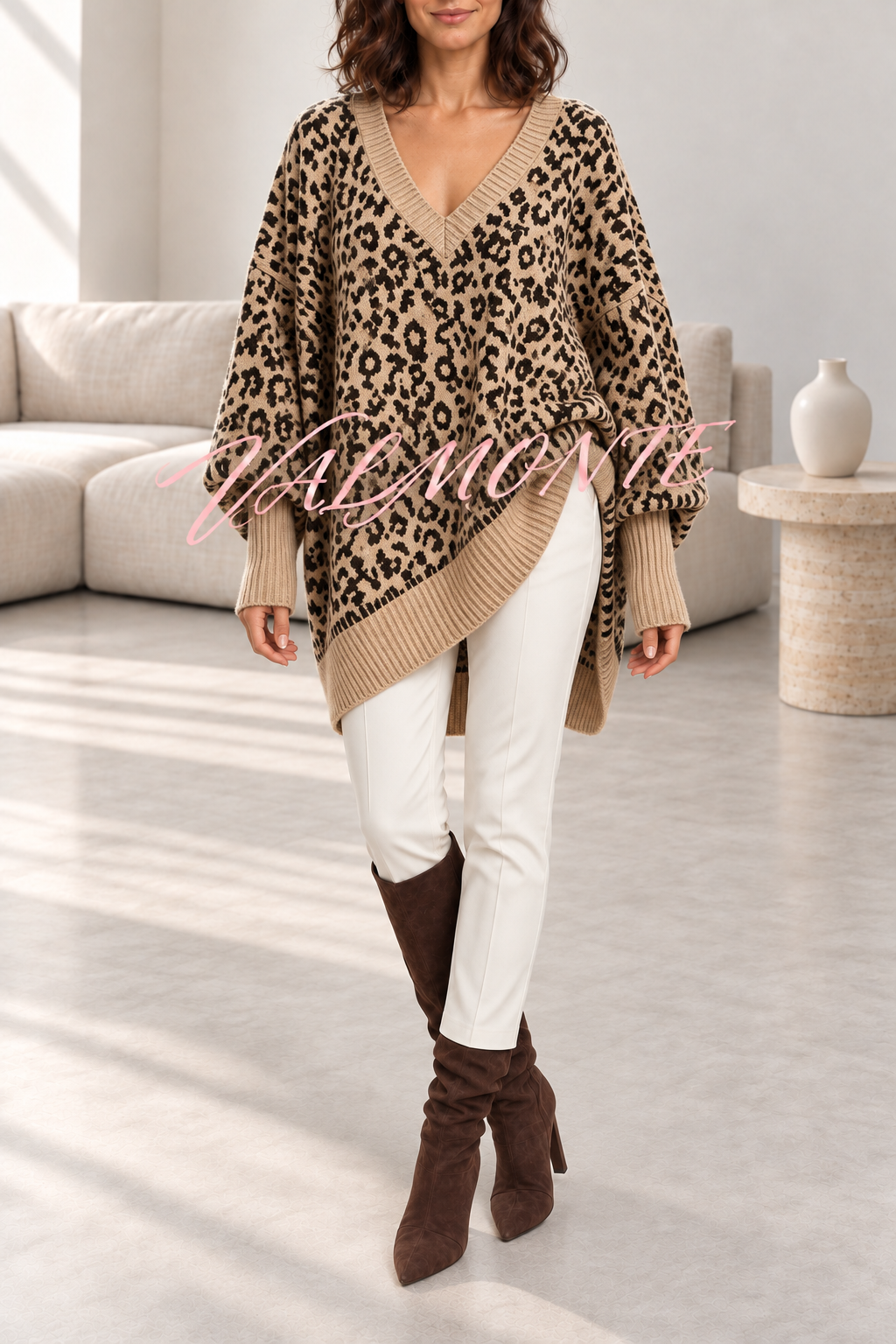 VALMONTE — Jersey holgado de leopardo con cuello en V y mangas de murciélago — beige — vista frontal